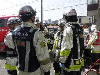 <火災現場で情報収集する調査員>