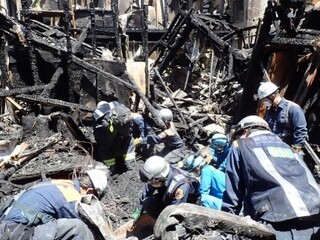 <発掘作業を行う調査員>