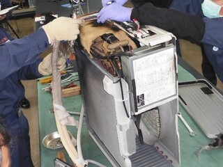 <分解鑑識を行う調査員と鑑識員>