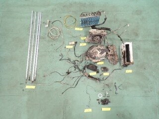 <出火原因と思われる物件を分解した状況>