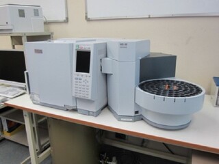 <分析機器：ガスクロマトグラフ>