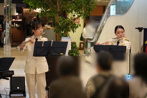横浜ジョイナスでのランチコンサートの写真