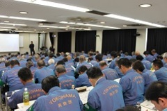 消防団員が教室内で講義を受講している写真