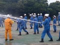 消防団員が消火訓練場で放水している写真