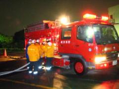 消防車の操作の指導方法を教育する様子