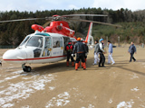 Một chiếc trực thăng thuộc sở hữu của Sở cứu hỏa vận chuyển đồ tiếp tế đến khu vực Yoshihama của thành phố Ofunato (sân trường trung học cơ sở Yoshihama)