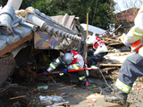 Hoạt động tìm kiếm sinh mạng người trong những ngôi nhà bị sập ở phường Miyagino