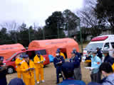 野営地のあづま総合運動公園で、緊急消防援助隊神奈川県大隊のミーティング後、各隊が出動する様子