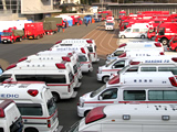 在福島縣消防學校等待的緊急的消防支援隊的各車輛
