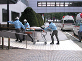 สภาพที่นำคนพิการส่งจากโรงพยาบาลสังกัด Fukushima Medical College ถึงหน่วยงานทางการแพทย์ของที่นอกเขตจังหวัด