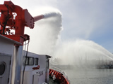 消防艇保护放水活动的样子