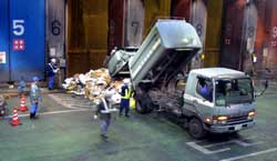 搬入物検査の様子