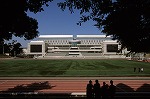 El eslabón de la imagen de la apariencia del edificio en el lado de campo de atletismos
