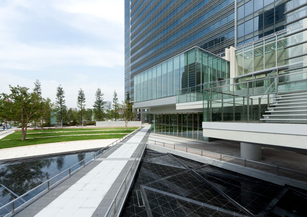 みなとみらいグランドセントラルタワー　南東側広場全景