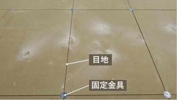 補強板と断熱材固定の様子