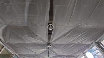 照明改修の途中（風除室）