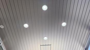 照明改修の後（風除室）