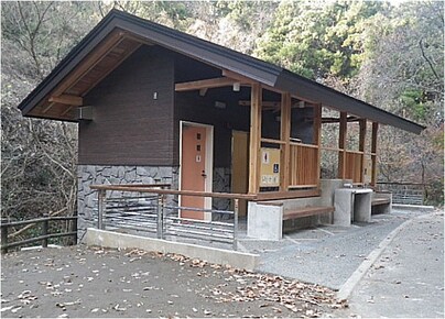 橫濱自然觀察的森長倉口廁所外觀