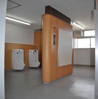 Photograph of toilets at Makigahara Junior High School