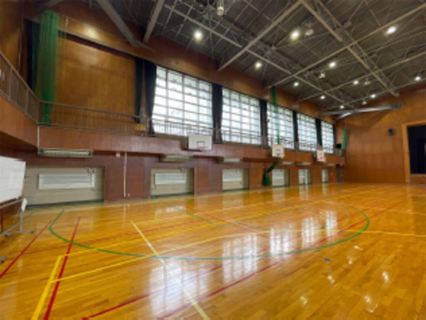 みなと総合高等学校体育館内観の写真