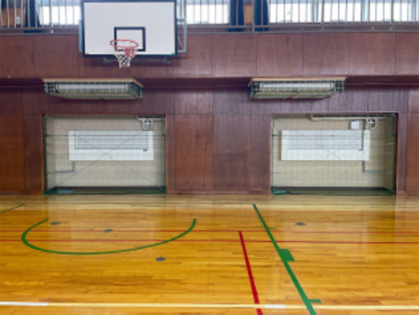 みなと総合高等学校体育館空調屋内機の写真