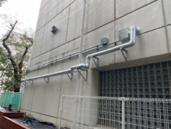みなと総合高等学校体育館空調外部配管の写真