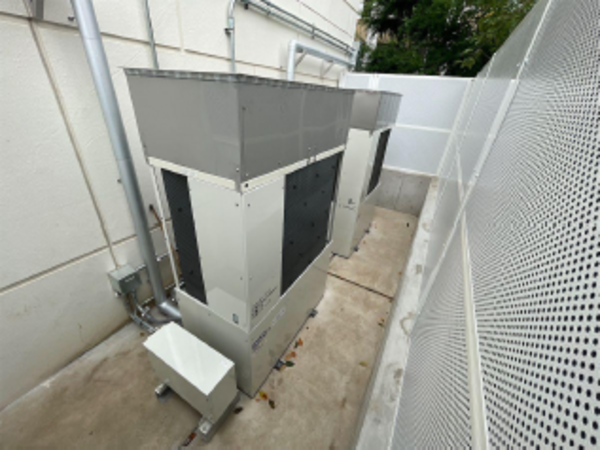 みなと総合高等学校体育館空調室外機の写真