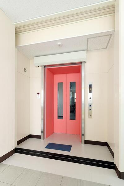 ４階エレベーター乗降口の写真