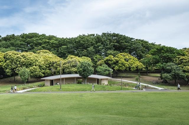 根岸森林公園トイレ外観の写真