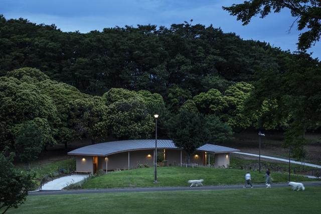根岸森林公園トイレ夜景外観の写真