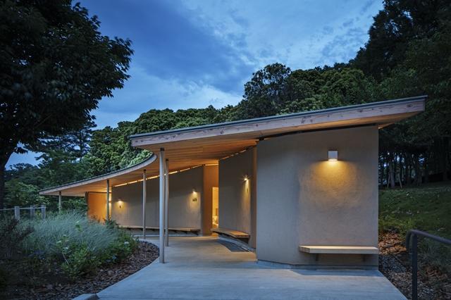 根岸森林公園トイレ夜景外観の写真