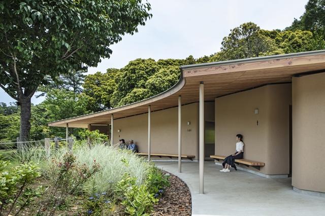 軒下ベンチの写真