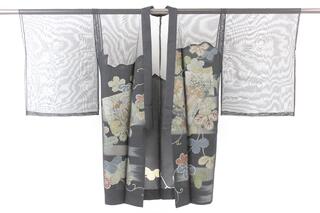 รูปของ short coat worn over a kimono มีสไตล์ที่บริการด้วยคลื่นความร้อน