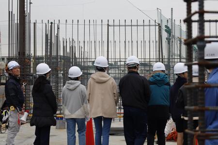 工事現場で説明をしている写真