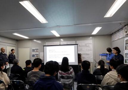 工事について説明している写真
