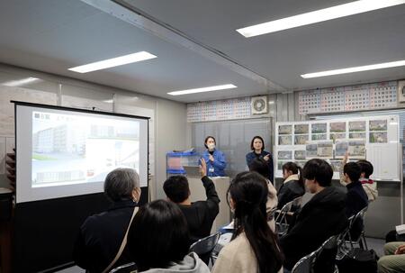 現在建設中の住宅の外壁デザインについてアンケートを取っている様子
