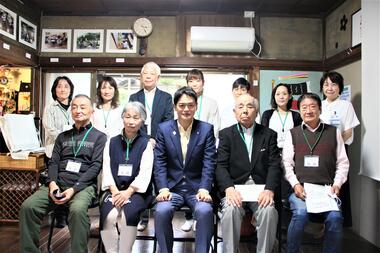 Chụp ảnh tập thể với thị trưởng và mọi người tại Tomioka Salon “Jupi no Engawa”