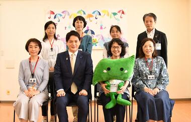 Ảnh tập thể của các thành viên tổ chức phi lợi nhuận “Green Mama” và thị trưởng