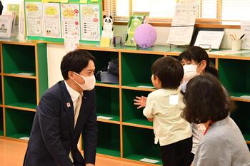 Thị trưởng trò chuyện với trẻ em tại trung tâm hỗ trợ chăm sóc trẻ em Ippo
