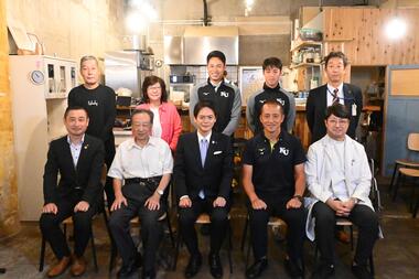Một bức ảnh tập thể của tất cả mọi người tham gia dự án Takeyama Danchi và thị trưởng.