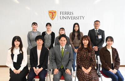 Chụp ảnh chung với thị trưởng và các thành viên Hội thảo Chisoku, Khoa Giao lưu Quốc tế, Đại học Ferris.
