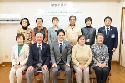 海濱新山下自治會獨居老年人注視與幹事會的各位和市長的集體照。