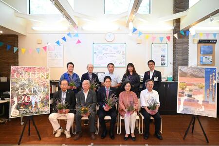 Ảnh tập thể của các thành viên Hiệp hội Bảo vệ Công viên Utsukushigaoka và thị trưởng