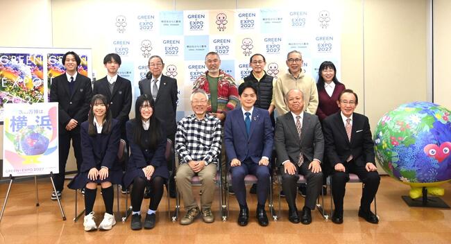 南中学校地域防災拠点運営委員会・南中学校防災キャンプ実行委員会の皆様と市長との集合写真。