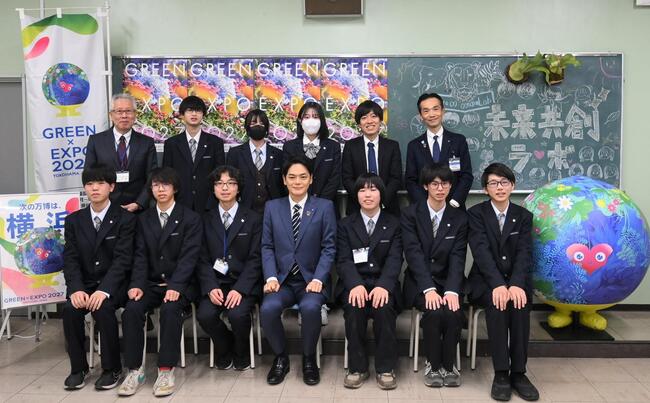 神奈川県立横浜瀬谷高等学校の「未来共創ラボ」の皆様と市長との集合写真