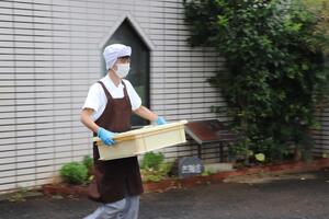 調理室から店舗へ運ぶ様子