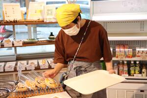 パンを陳列する様子