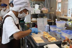 サンドイッチを作る様子