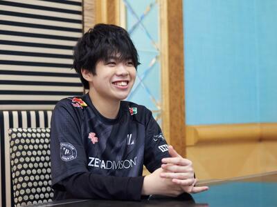 インタビュー中のあcola選手の様子