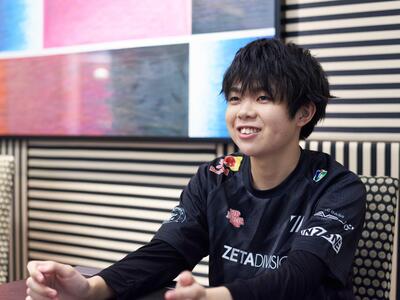 インタビュー中のあcola選手の様子